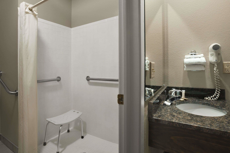 Bathroom 4, Super 8 by Wyndham Pocatello, Bannock
