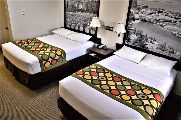Bedroom 4, Super 8 by Wyndham Kelowna BC, Central Okanagan