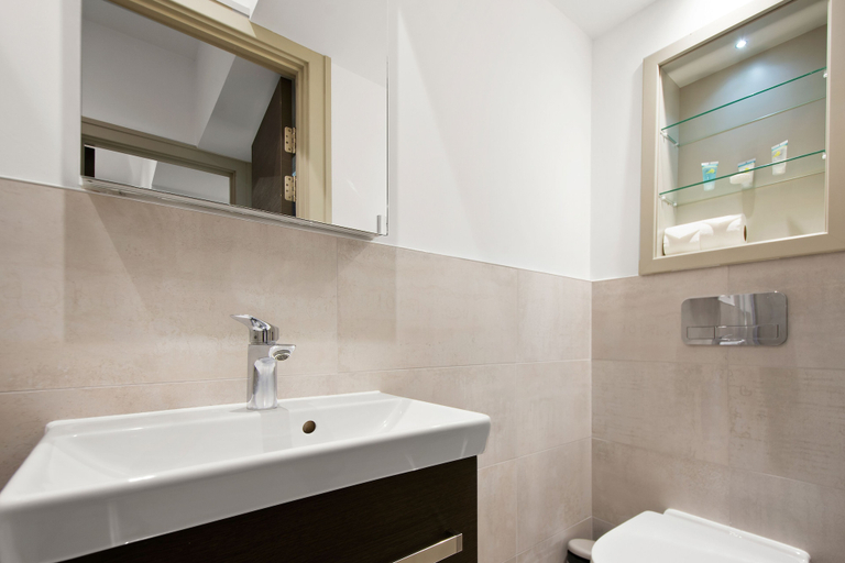 Bathroom 3, Charming 1-bed Apartment in, Canary Wharf, London