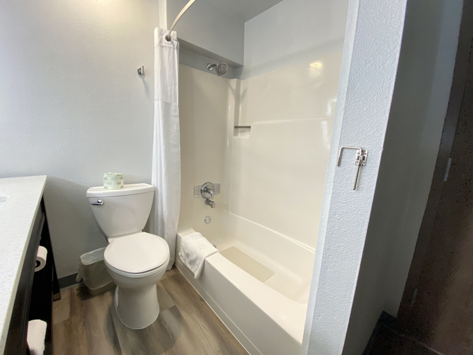 Bathroom 4, SureStay Plus Hotel by Best Western Mammoth Lakes, Mono