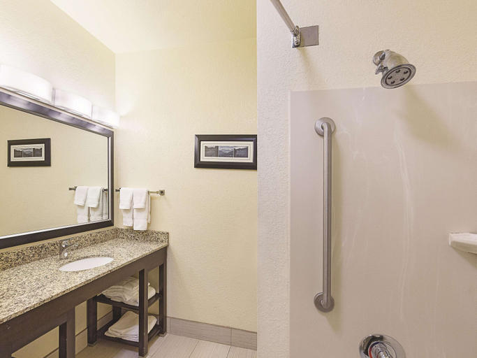 Bathroom 4, Spark by Hilton Central Point Medford, Jackson