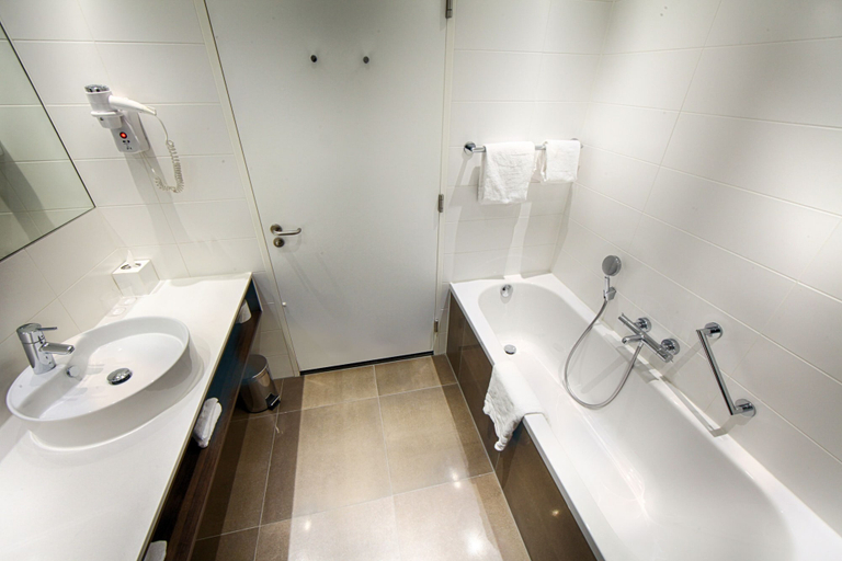 Bathroom 5, Leonardo Royal Hotel Den Haag Promenade, Den Haag