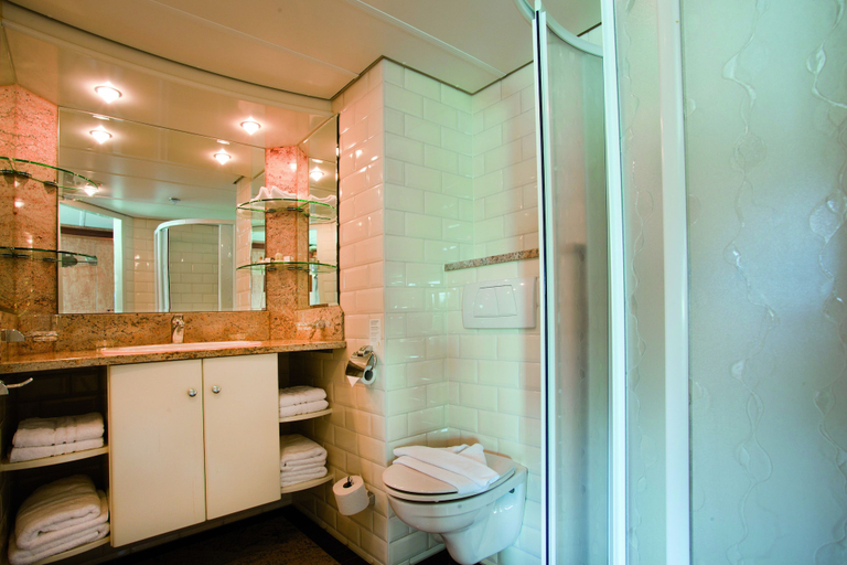 Bathroom 3, Crossgates Hotelship Hafen - Neuss, Rhein-Kreis Neuss