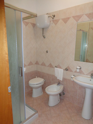 Bathroom 3, Hotel Millennium, Viterbo