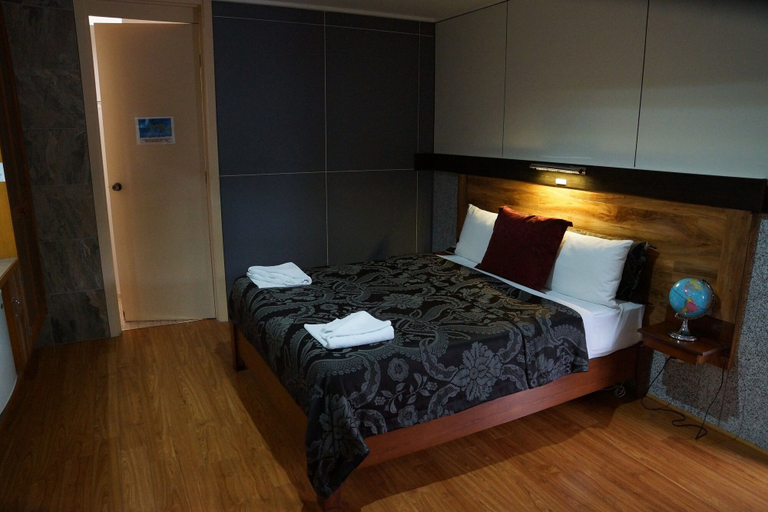 Bedroom 2, Golden Leaf Motor Inn, Alpine- West