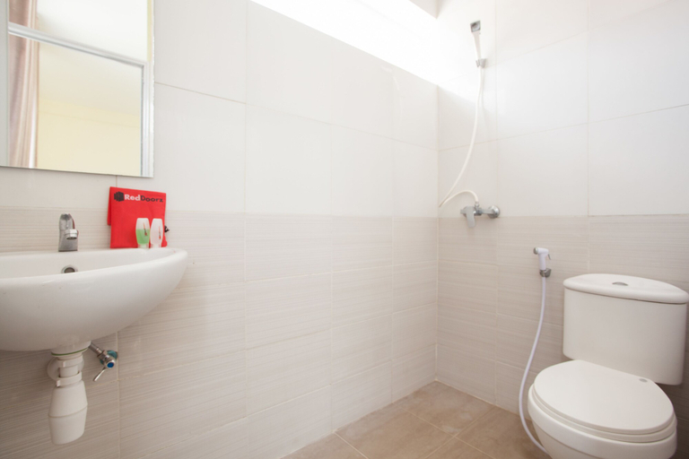 Bathroom 4, RedDoorz near Museum Angkut Batu 2, Malang