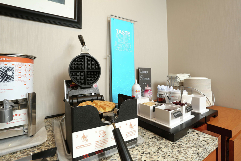 Food & Drinks 5, Hampton Inn & Suites Barrie, Simcoe