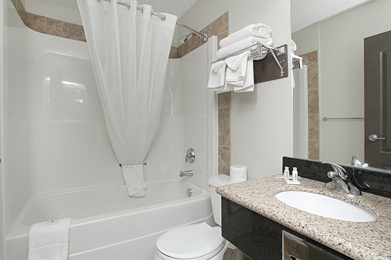 Bathroom 4, Travelodge by Wyndham Wetaskiwin, Division No. 11