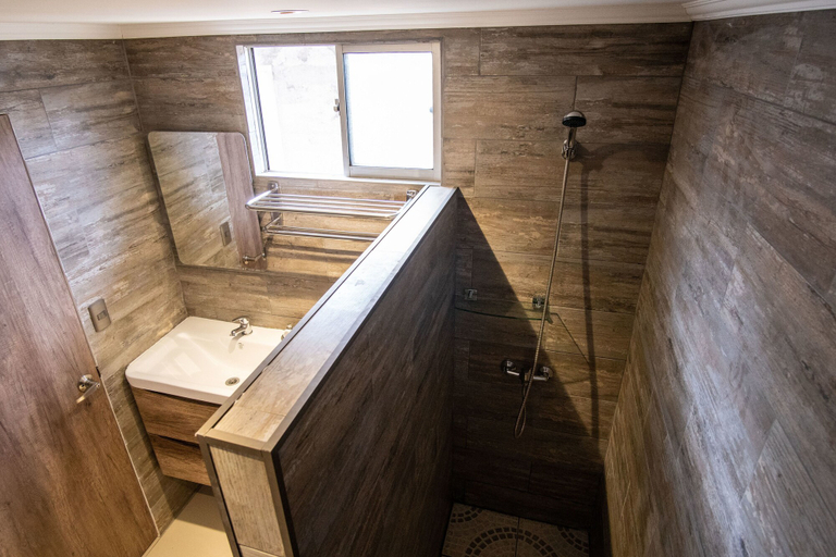 Bathroom 4, Inaki Uhi, ísla de Pascua