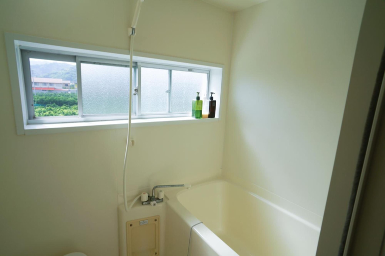 Bathroom 3, The Bonds, Matsuyama