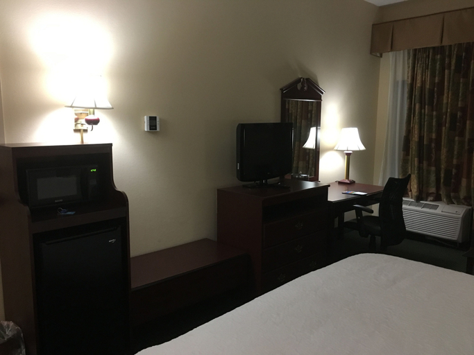 Bedroom 3, Hampton Inn Bedford, Bedford