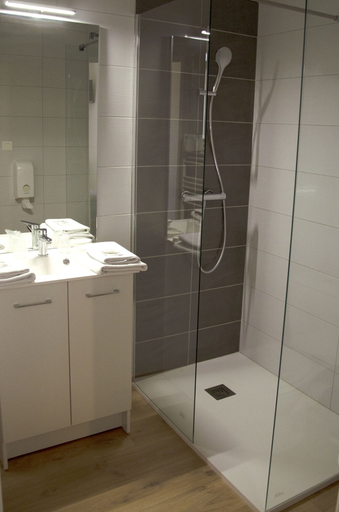 Bathroom 5, Hotel Aux Rochers de l'Ocean, Vendée