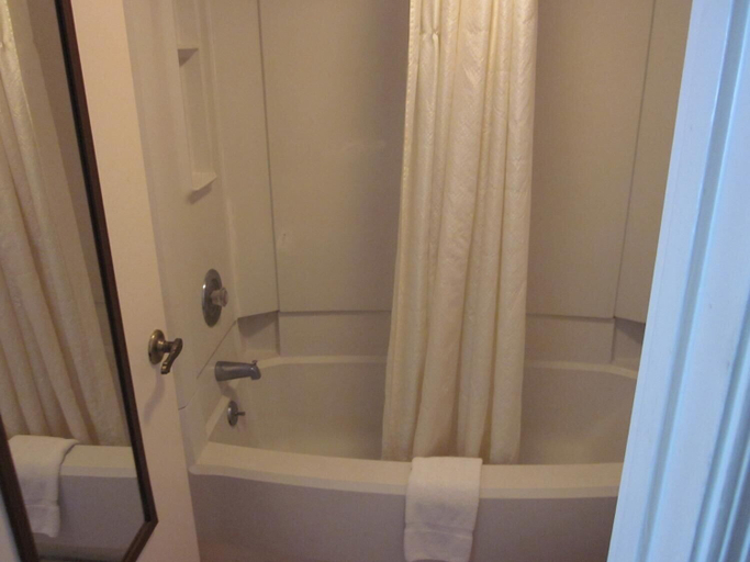 Bathroom 3, Westmont Inn - Lakeland, Polk