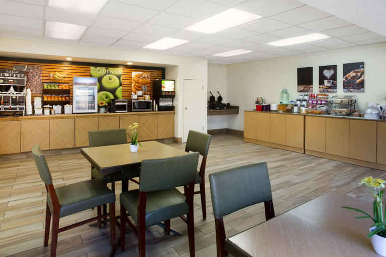 Food & Drinks 5, La Quinta Inn by Wyndham Austin Capitol / Downtown, Travis