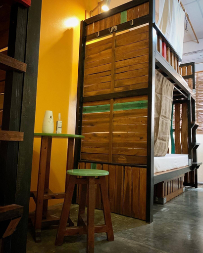 Others 4, Moon Fools Hostel, Panglao