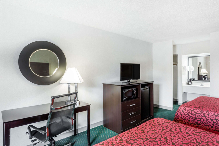 Bedroom 3, Days Inn by Wyndham Hendersonville, Henderson