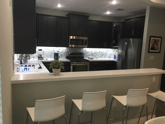 Food & Drinks 4, 4 Bedroom Home by Ideal Experience VR, Broward