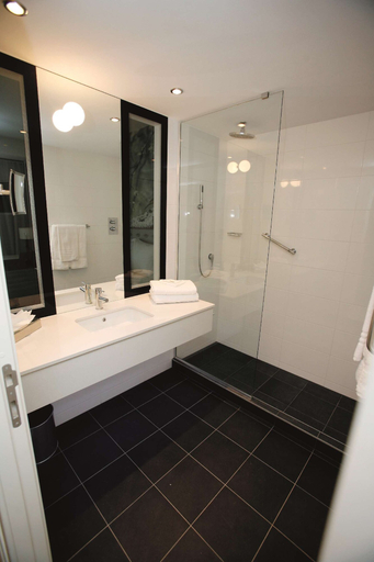 Bathroom 5, Radisson Blu Hotel East Midlands Airport, Leicestershire