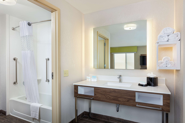 Bedroom 4, Hampton Inn Omaha West-Lakeside, Douglas
