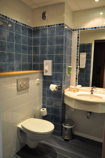Bathroom 5, Best Western Marseille Aeroport, Bouches-du-Rhône