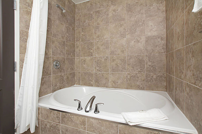 Bathroom 4, Travelodge by Wyndham Wetaskiwin, Division No. 11