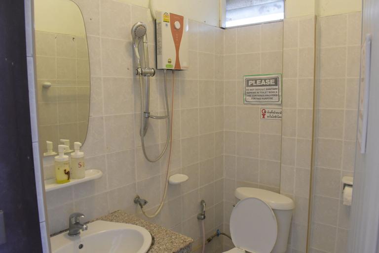 Bathroom 4, Thaweesuk Hotel, Muang Phangnga