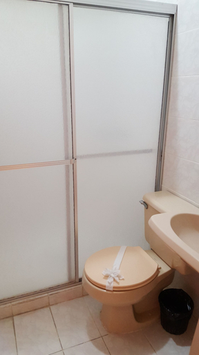 Bathroom 5, Hotel Primavera, Liberia