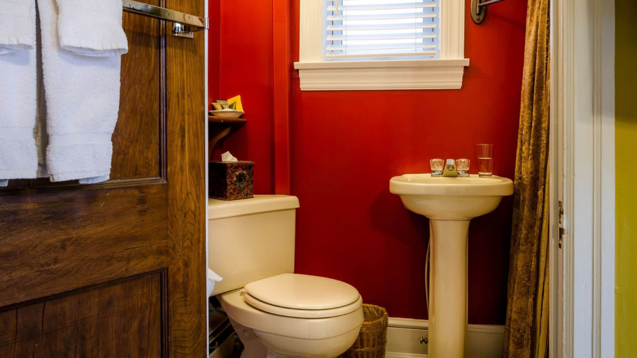 Bathroom 3, The Carisbrooke Inn, Atlantic