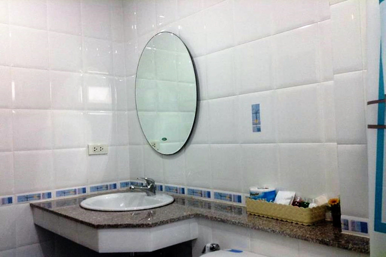 Bathroom 4, Natural Place, Si Racha