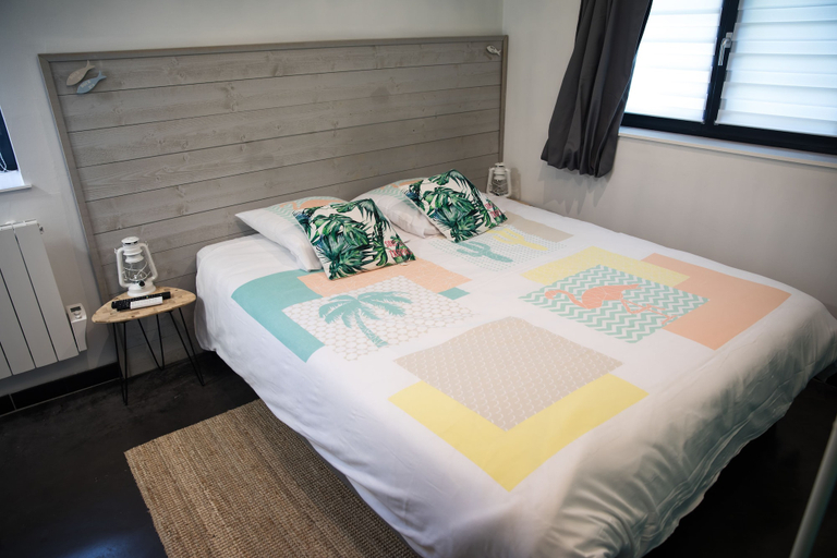 Bedroom 5, A La Ferme City Break & Spa, Nord