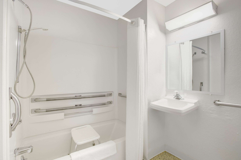 Bathroom 4, Super 8 by Wyndham Lake George/Warrensburg Area, Warren