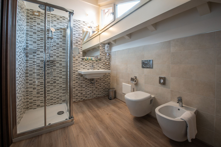 Bathroom 5, Hotel Rosa, Verbano-Cusio-Ossola