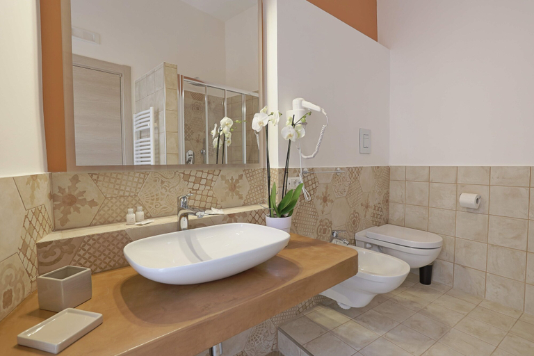 Bathroom 4, Le Maioliche, Agrigento