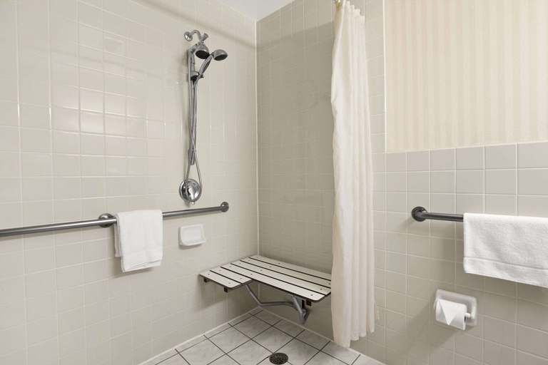 Bathroom 4, Travelodge by Wyndham San Francisco Bay, San Francisco