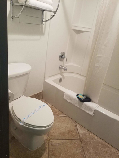 Bathroom 4, Dodge House Hotel & Convention Center, Ford