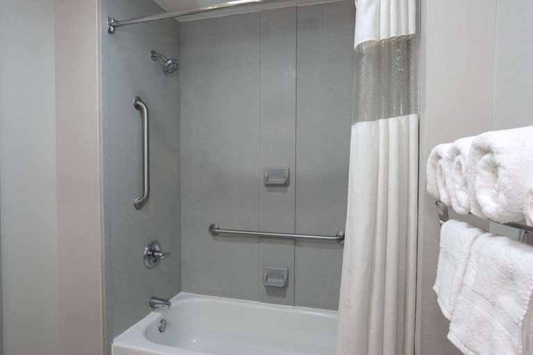 Bathroom 5, La Quinta Inn & Suites by Wyndham Mobile - Daphne, Baldwin