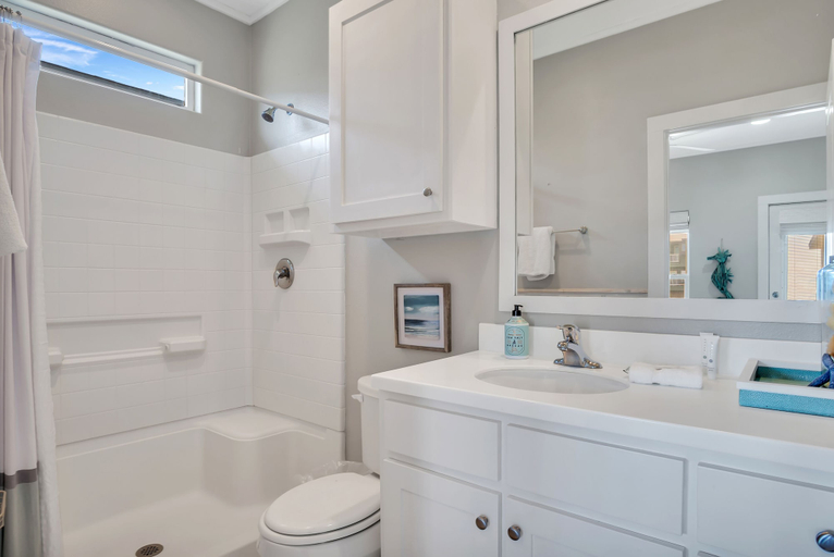 Bathroom 4, Bottoms Up, Nueces
