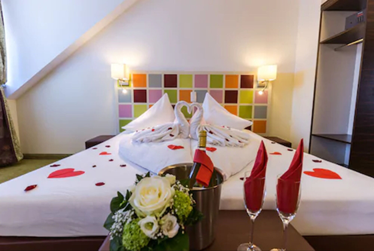 Bedroom 2, Hotel Arooma, Erding