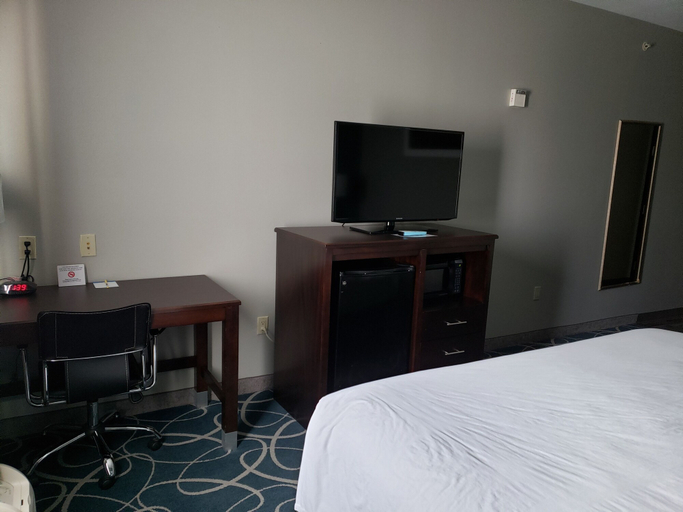 Bedroom 3, Days Inn & Suites by Wyndham Cleburne TX, Johnson