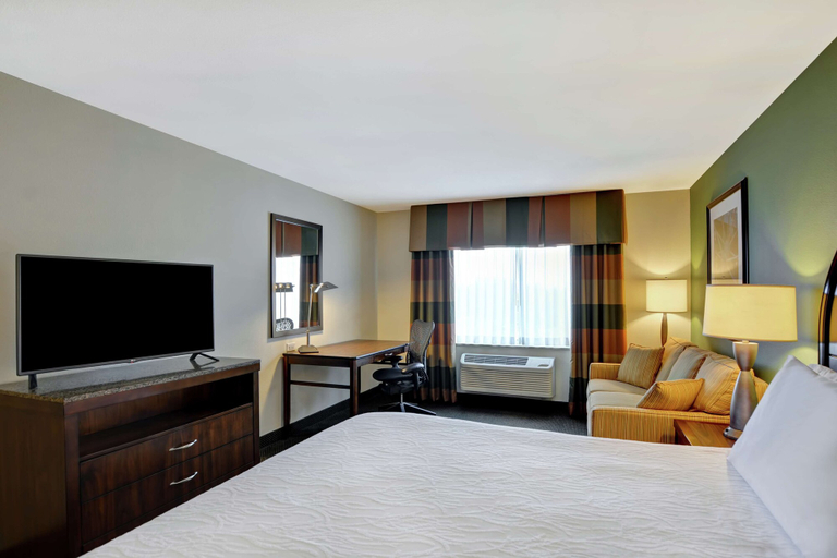 Bedroom 3, Hilton Garden Inn Green Bay, Brown