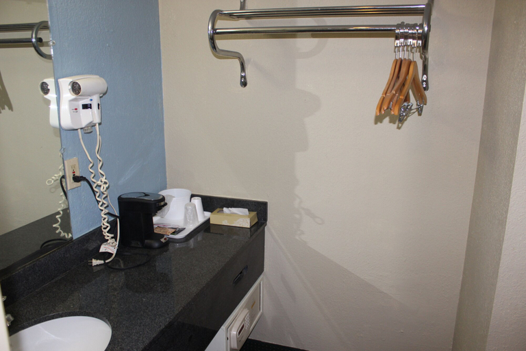 Bathroom 5, Tampa Inn - Near Busch Gardens, Hillsborough