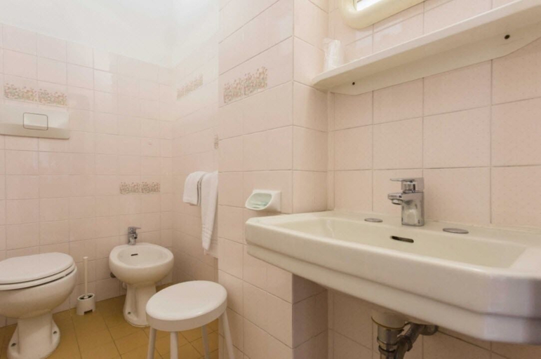 Bathroom 4, Hotel Boston, Rimini