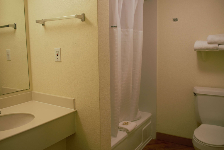 Bathroom 5, La Quinta Inn by Wyndham Austin Capitol / Downtown, Travis