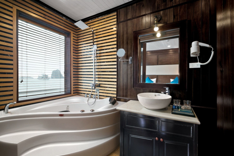 Bathroom 4, Alisa Luxury Cruise, Hạ Long