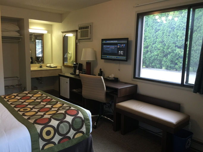 Bedroom 4, Super 8 by Wyndham Kelowna BC, Central Okanagan