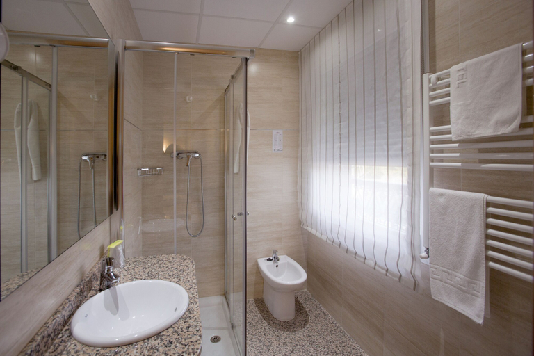 Bathroom 4, Hotel Marivella, Zaragoza