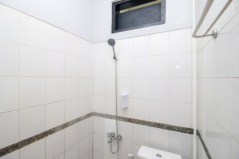 Bathroom 5, RedDoorz near Margonda Raya, Depok