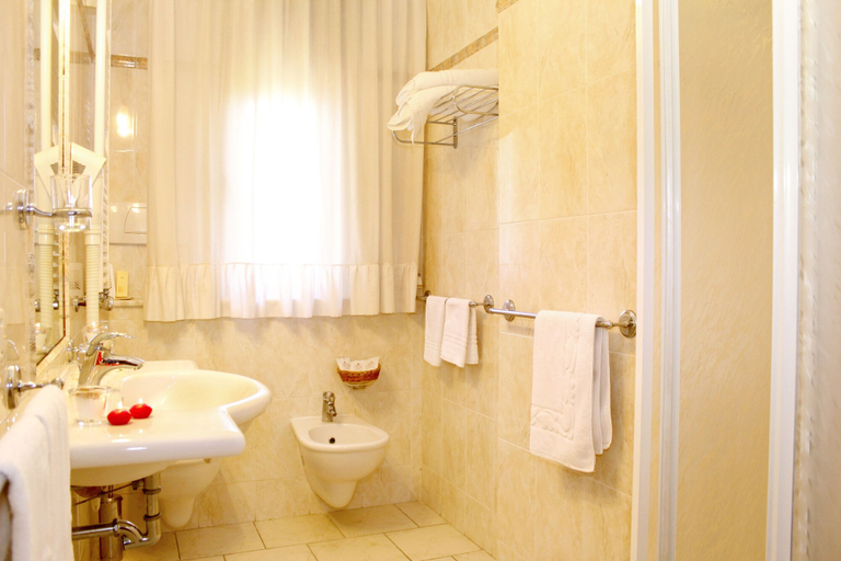 Bathroom 4, Hotel Ariston, Grosseto