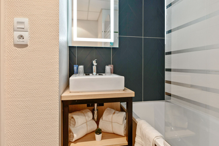 Bathroom 5, Appart'City Confort Lille Euralille, Nord