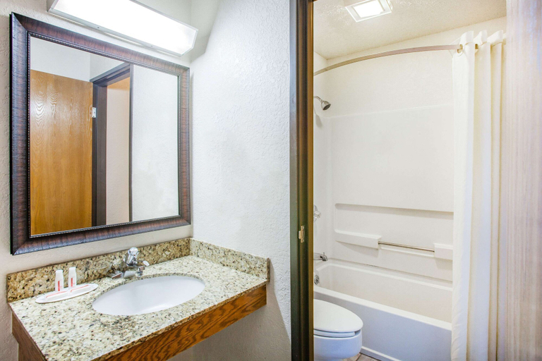 Bathroom 4, Super 8 by Wyndham Hot Springs, Garland